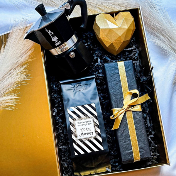 ZEESTAW URODZINOWY Z KAWIARKĄ, LISTKAMI WAFLOWYMI I ŚWIECZKĄ